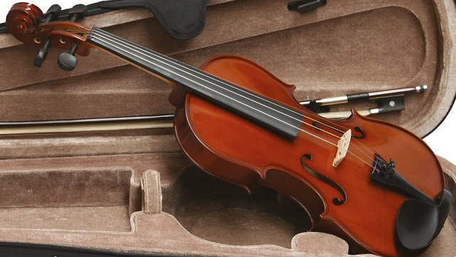 1/2 Viool Massief / Scarlatti -  " Naturel, Super Speelklaar + nw. snaren en schoudersteun "  Handgemaakte  Viool  met palissander onderdelen.  De massieve kast geeft de viool een warme, aangename toon. LET OP! We bieden deze viool niet BASIC aan. De klank is fraai maar de afwerking vanaf leverancier laat zeer te wensen over. Na een uurtje werk is de viool tenminste ook goed speelbaar en stembaar ! ! 