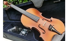 4/4 Muziekschool Viool Eigen ontwerp i.s.m  importeur Deze viool gebouwd volgens onze specificaties. Dus massieve top (warme klank) 1e klas EBBEN onderdelen en een Carbon Fiber Strijkstok. Viool is zeer geschikt voor lesdoeleinden. 